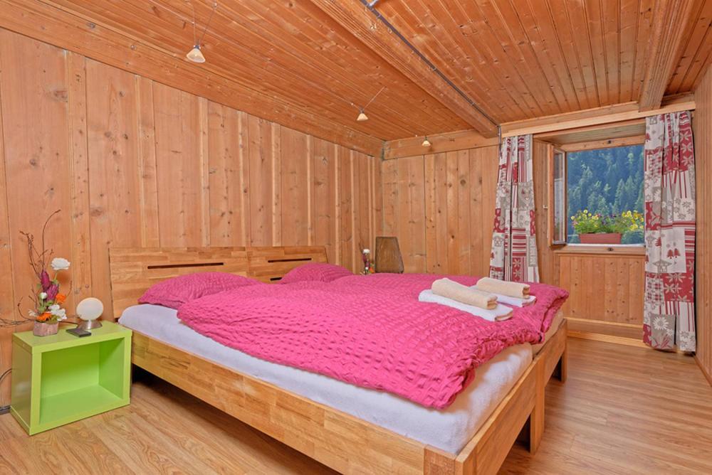 Petit Velan - Coworking & Coliving Hostel Bourg-Saint-Pierre Exterior photo