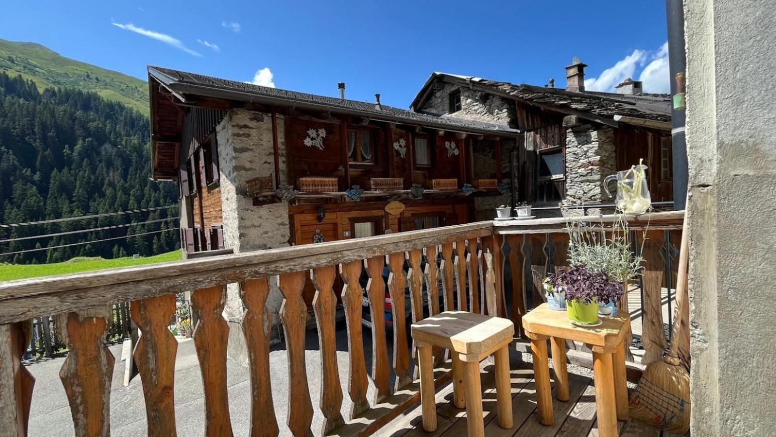Petit Velan - Coworking & Coliving Hostel Bourg-Saint-Pierre Exterior photo